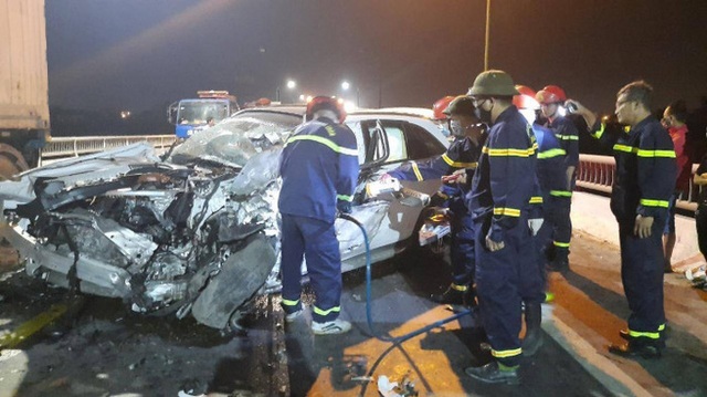  Mercedes GLC bẹp dúm sau khi tông xe tải, tài xế tử vong trên ghế lái  - Ảnh 3.
