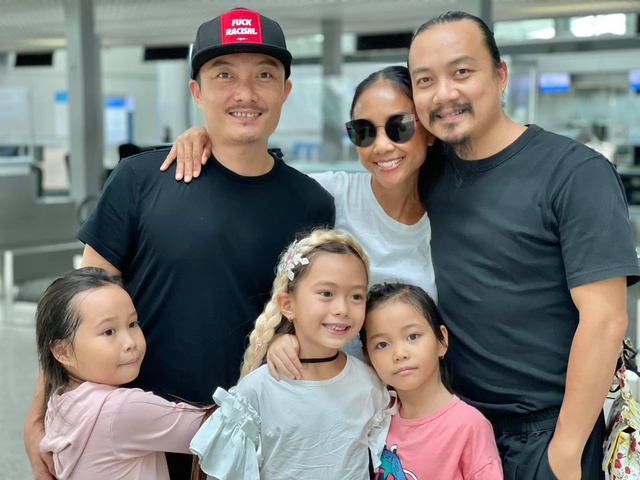 Ca sĩ Đoan Trang cùng chồng Tây và con gái sang Singapore định cư - Ảnh 2.