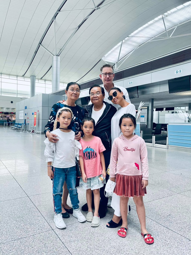 Ca sĩ Đoan Trang cùng chồng Tây và con gái sang Singapore định cư - Ảnh 4.