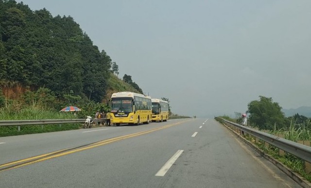 Tuyến Cao tốc Nội Bài - Lào Cai: Nhiều nhà xe coi thường pháp luật - Ảnh 2.