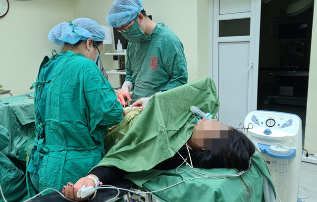 Phẫu thuật khẩn cấp cứu thai phụ bị rau bong non - Ảnh 1.