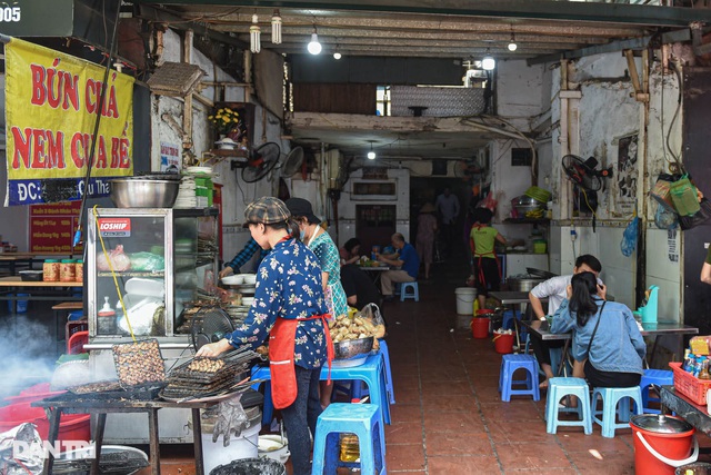 Quán bún chả núp dưới chân cầu thang khu tập thể, có ngày bán 600 suất - Ảnh 2.