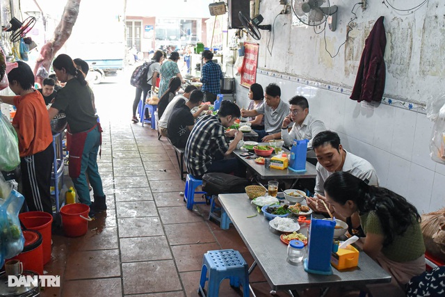 Quán bún chả núp dưới chân cầu thang khu tập thể, có ngày bán 600 suất - Ảnh 10.