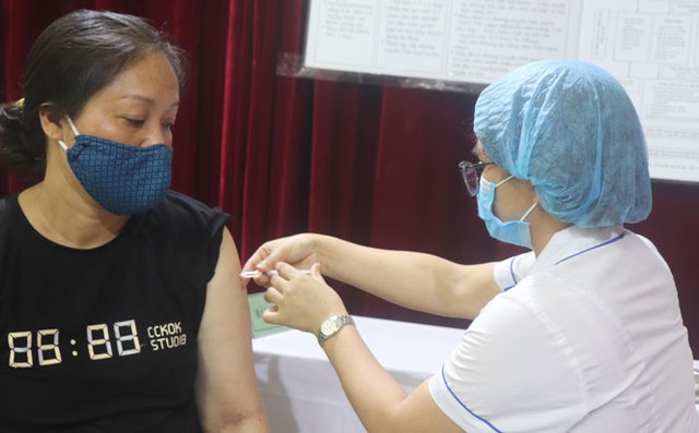 Hà Nội: Đồng loạt tiêm vaccine COVID-19 đợt 2 tại 14 quận, huyện - Ảnh 3.