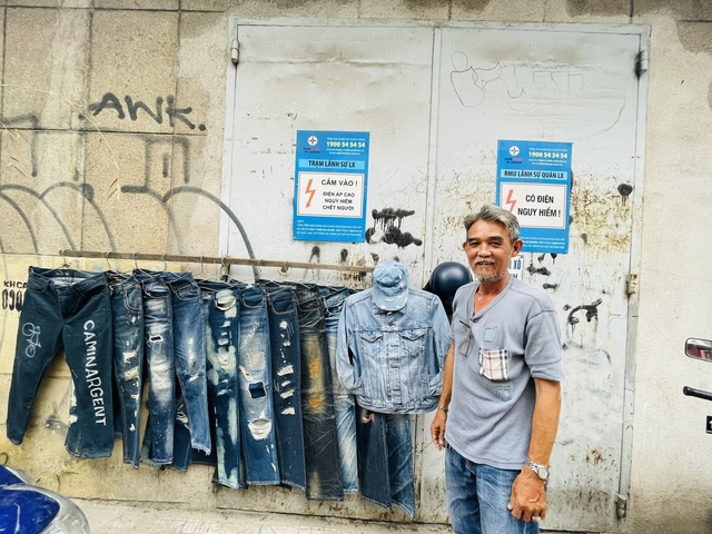 Người đàn ông xé quần jeans độc lạ ở Sài Gòn và kỷ niệm với chiếc áo 35 triệu đồng - Ảnh 8.