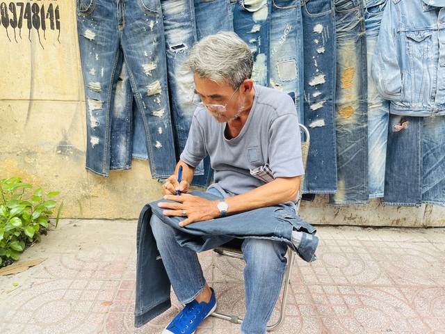 Người đàn ông xé quần jeans độc lạ ở Sài Gòn và kỷ niệm với chiếc áo 35 triệu đồng - Ảnh 1.