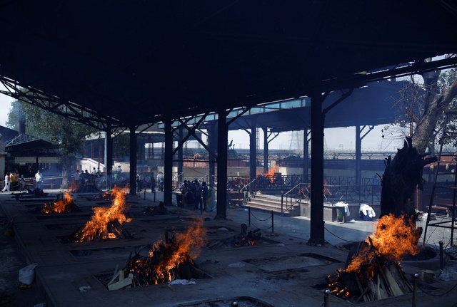Lửa cháy suốt ngày đêm tại lò hỏa táng ở Ấn Độ - Ảnh 3.