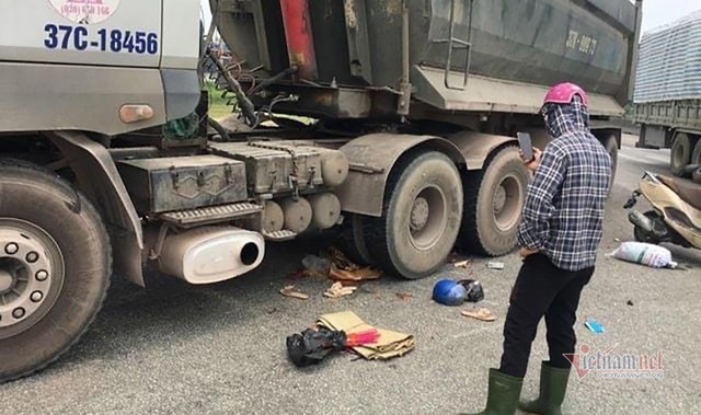 Xe máy bị cuốn vào gầm xe tải, 2 mẹ con tử vong ở Nghệ An - Ảnh 2.