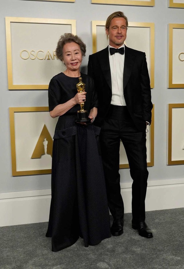 Nữ diễn viên Hàn Quốc đầu tiên giành tượng vàng Oscar bất ngờ hóa fangirl vì gặp thần tượng Brad Pitt - Ảnh 2.