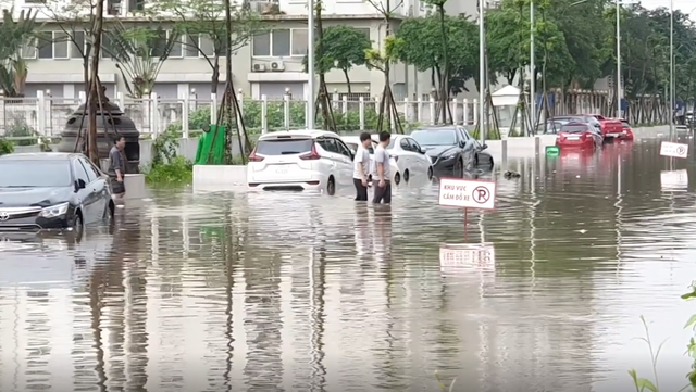 Chung cư ở Hà Nội ngập sâu, hàng loạt xế hộp bị nhấn chìm sau trận mưa lớn đầu tuần - Ảnh 3.