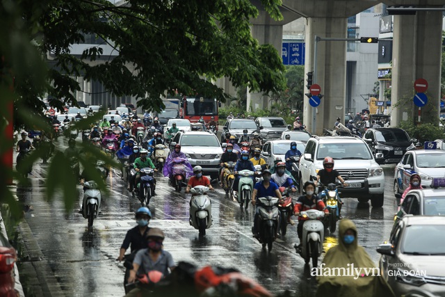 Chung cư ở Hà Nội ngập sâu, hàng loạt xế hộp bị nhấn chìm sau trận mưa lớn đầu tuần - Ảnh 5.