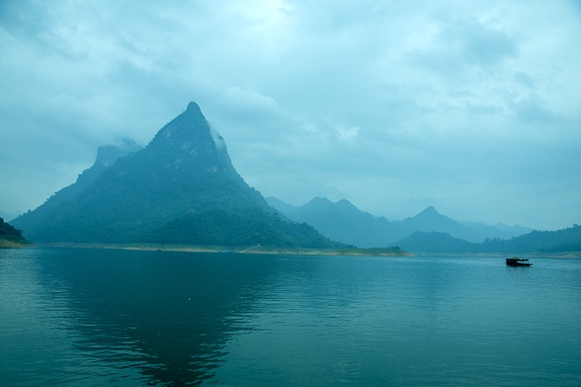 Khám phá vẻ đẹp sơn thủy hữu tình của hồ thủy điện Tuyên Quang - Ảnh 2.