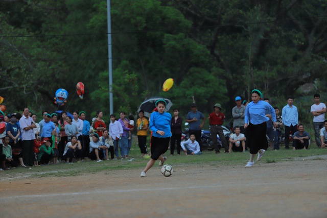 Quảng Ninh: Ấn tượng hình ảnh các cô gái dân tộc mặc váy đá bóng - Ảnh 2.