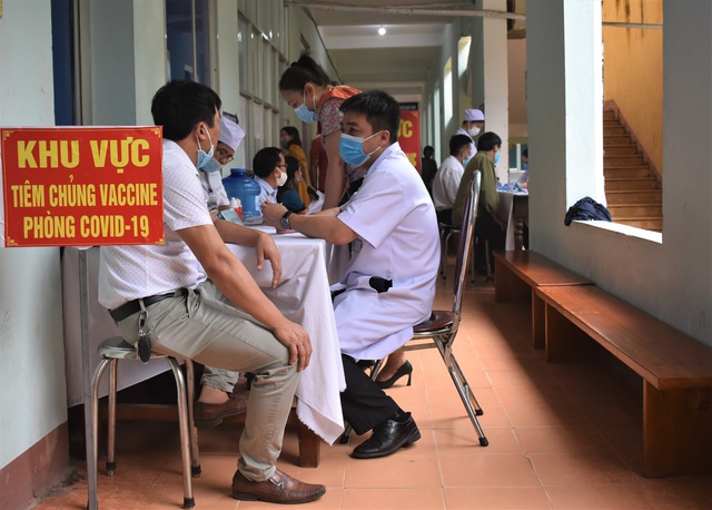 Những mũi vaccine COVID-19 đầu tiên tại Quảng Bình - Ảnh 3.