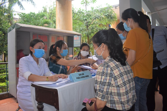 Những mũi vaccine COVID-19 đầu tiên tại Quảng Bình - Ảnh 6.