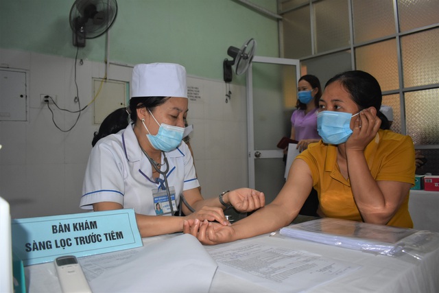 Những mũi vaccine COVID-19 đầu tiên tại Quảng Bình - Ảnh 7.