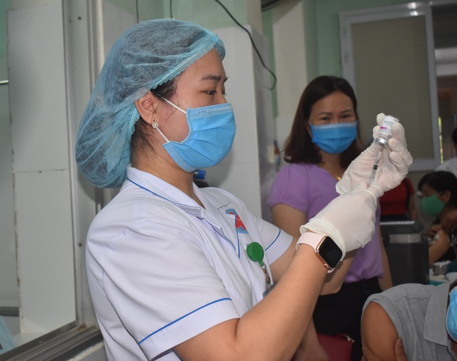 Những mũi vaccine COVID-19 đầu tiên tại Quảng Bình - Ảnh 12.