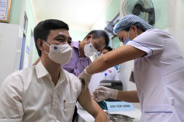 Những mũi vaccine COVID-19 đầu tiên tại Quảng Bình - Ảnh 11.