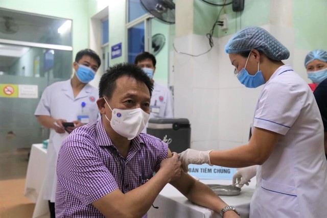 Những mũi vaccine COVID-19 đầu tiên tại Quảng Bình - Ảnh 13.