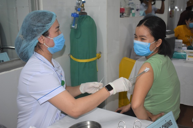 Những mũi vaccine COVID-19 đầu tiên tại Quảng Bình - Ảnh 8.