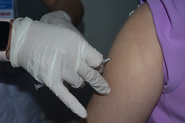 Những mũi vaccine COVID-19 đầu tiên tại Quảng Bình - Ảnh 9.