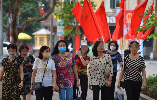 Dịch COVID-19 có nguy cơ bùng phát, người Hà Nội vẫn vô tư quên đeo khẩu trang - Ảnh 16.