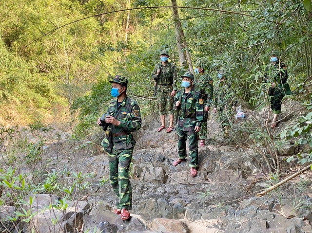 Bộ đội biên phòng Quảng Trị ngày đêm căng mình chống dịch nơi biên giới - Ảnh 3.