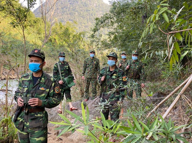 Bộ đội biên phòng Quảng Trị ngày đêm căng mình chống dịch nơi biên giới - Ảnh 4.