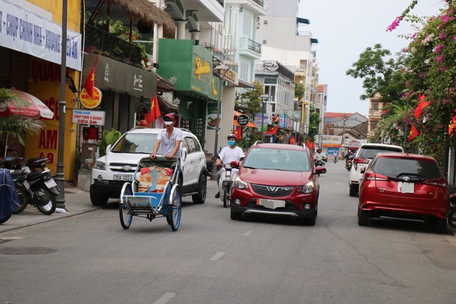 Dịch COVID-19 diễn biến phức tạp, nhiều người dân Huế vẫn “quên” đeo khẩu trang - Ảnh 11.