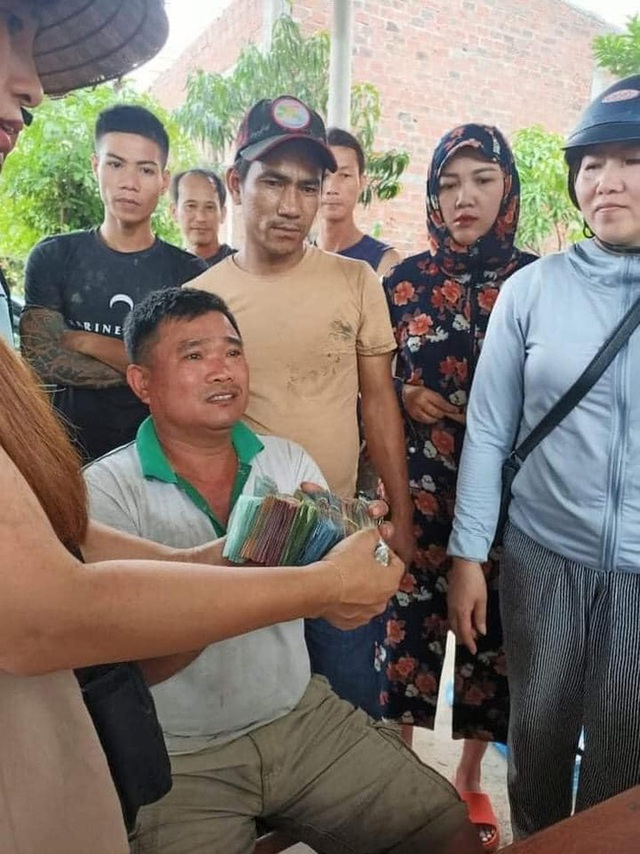 Chuyện ấm lòng ở Quảng Bình: Xe tải chở 20 tấn dưa hấu bị lật, tài xế khóc cạn nước mắt, người dân chung tay thu gom và bán giúp - Ảnh 4.