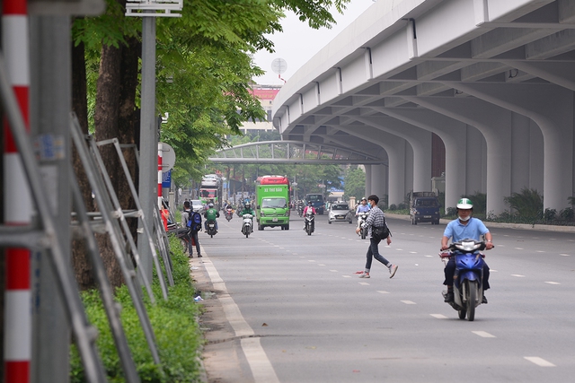 Hà Nội: Bất chấp nguy hiểm, nhiều người đi bộ không dùng cầu vượt, chọn cách băng qua 12 làn xe để sang đường Phạm Văn Đồng - Ảnh 2.