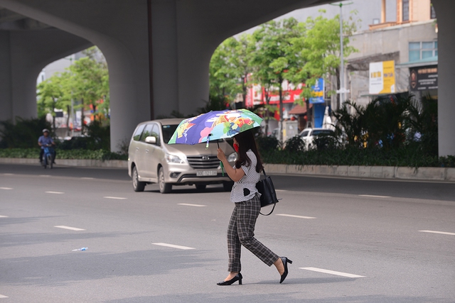 Hà Nội: Bất chấp nguy hiểm, nhiều người đi bộ không dùng cầu vượt, chọn cách băng qua 12 làn xe để sang đường Phạm Văn Đồng - Ảnh 3.