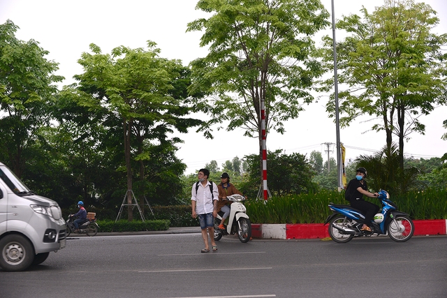 Hà Nội: Bất chấp nguy hiểm, nhiều người đi bộ không dùng cầu vượt, chọn cách băng qua 12 làn xe để sang đường Phạm Văn Đồng - Ảnh 6.