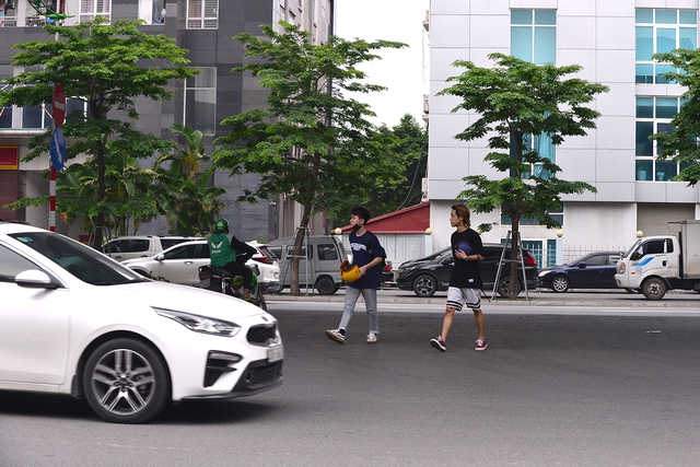 Hà Nội: Bất chấp nguy hiểm, nhiều người đi bộ không dùng cầu vượt, chọn cách băng qua 12 làn xe để sang đường Phạm Văn Đồng - Ảnh 9.