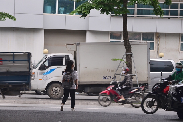 Hà Nội: Bất chấp nguy hiểm, nhiều người đi bộ không dùng cầu vượt, chọn cách băng qua 12 làn xe để sang đường Phạm Văn Đồng - Ảnh 5.