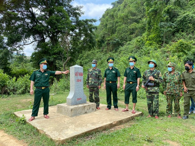 Biên phòng Quảng Trị đến từng nhà dân, đến từng thôn bản tuyên truyền phòng chống dịch COVID-19 - Ảnh 4.