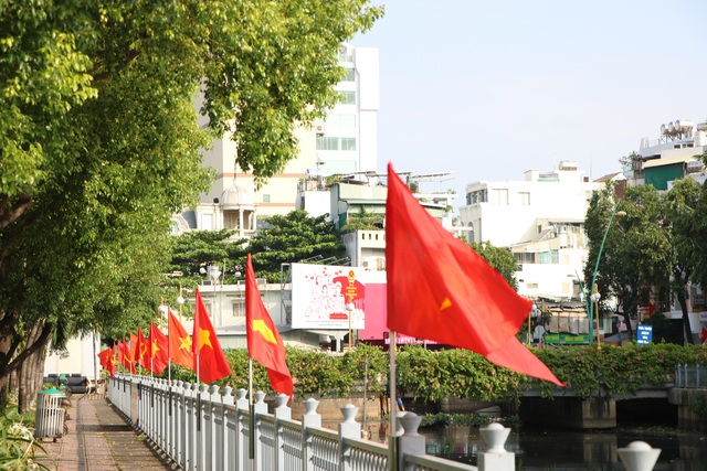 TP.HCM rực rỡ cờ đỏ kỷ niệm 46 năm giải phóng Miền Nam, thống nhất đất nước - Ảnh 2.