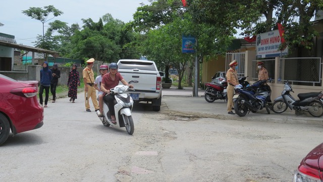 Nghệ An: Cận cảnh lực lượng chức năng phong tỏa, vây bắt nghi phạm nghi nổ súng khiến 2 người tử vong - Ảnh 4.