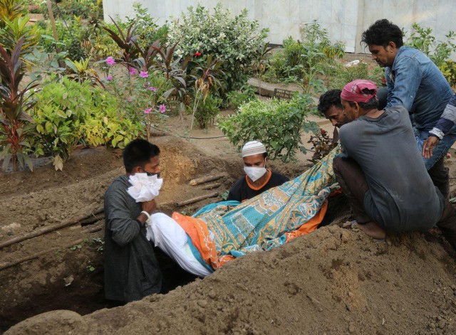  Người đào mộ ở Ấn Độ kiệt sức vì làm việc 24 giờ/ngày  - Ảnh 3.