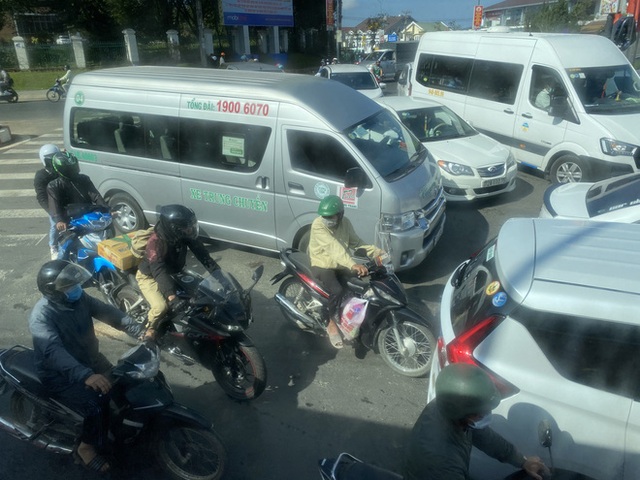 Hàng nghìn du khách đổ về Đà Lạt, đèo Bảo Lộc kẹt xe kinh hoàng từ rạng sáng đến trưa - Ảnh 8.