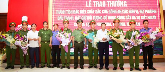 Nghệ An: Trao thưởng các đơn vị bắt giữ thành công đối tượng nổ súng khiến 2 người từ vong - Ảnh 1.