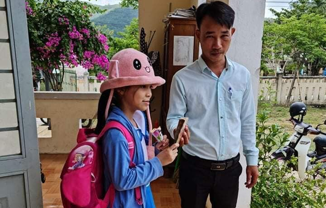  HS lớp 2 trả lại 20 triệu đồng: Chủ tịch huyện Tiên Phước tặng giấy khen  - Ảnh 2.