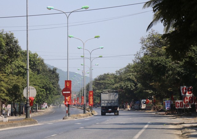 Thị trấn dưới chân đèo Hải Vân vắng lặng trong những ngày thực hiện giãn cách xã hội - Ảnh 4.