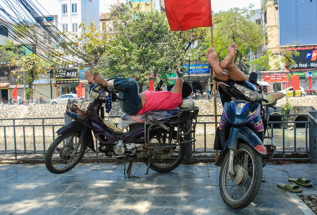  Người dân Thủ đô bịt kín mặt ra đường trong ngày nắng gắt  - Ảnh 13.