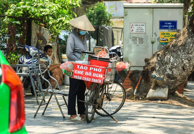  Người dân Thủ đô bịt kín mặt ra đường trong ngày nắng gắt  - Ảnh 11.