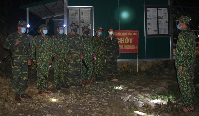 Bộ đội Quảng Bình xuyên đêm tuần tra ngăn dịch xâm nhập từ vùng ngoại biên - Ảnh 3.