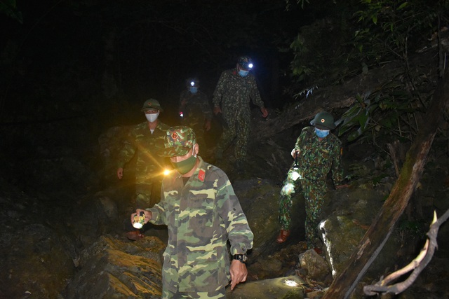 Bộ đội Quảng Bình xuyên đêm tuần tra ngăn dịch xâm nhập từ vùng ngoại biên - Ảnh 9.