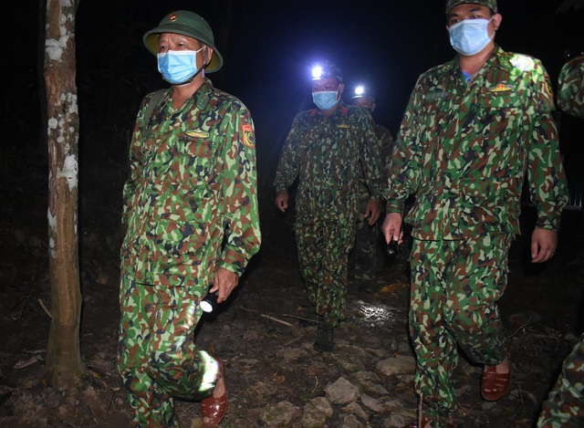 Bộ đội Quảng Bình xuyên đêm tuần tra ngăn dịch xâm nhập từ vùng ngoại biên - Ảnh 8.