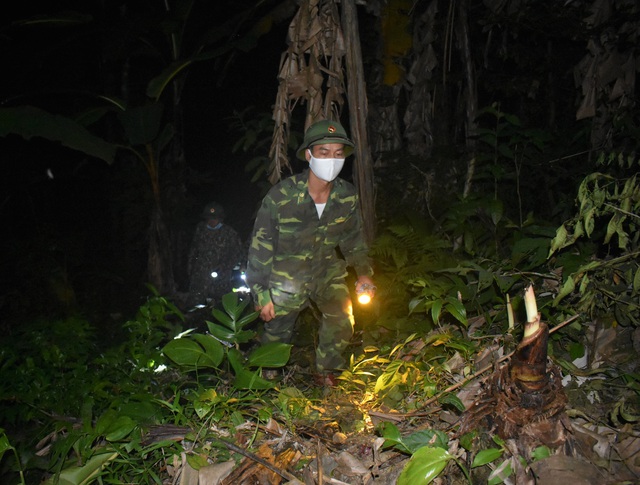 Bộ đội Quảng Bình xuyên đêm tuần tra ngăn dịch xâm nhập từ vùng ngoại biên - Ảnh 10.
