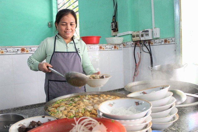 Quán bún Huế giữa lòng Sài Gòn bán 1.000 tô mỗi ngày, muốn ăn phải xếp hàng chờ đợi - Ảnh 2.